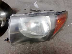 汚れがある状態のヘッドライト