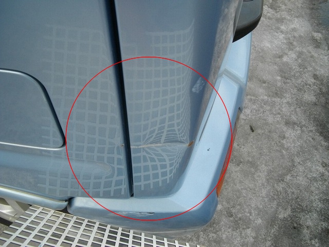 凹んだ車の画像